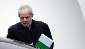 Lula busca en el exterior legitimar una candidatura al borde del abismo