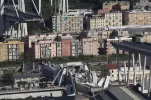 Siguen las labores de rescate en puente caído en Italia