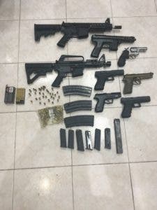 Las autoridades ocuparon un arsenal de armas.