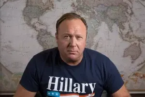 Facebook, Apple y Youtube vetan a periodista Alex Jones por incitación al odio