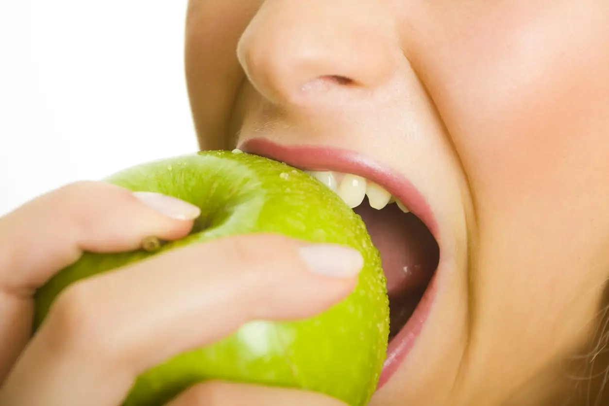 Beneficios de comer manzana verde por la noche