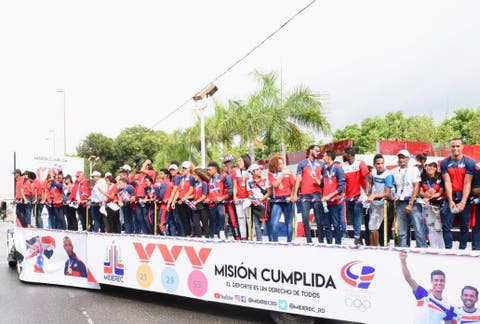 Atletas medallistas en Juegos Centroamericanos celebran triunfo con caravana