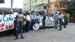 Los cañeros vuelven a protestar en demanda de residencia permanente