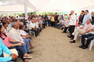 Danilo Medina promete apoyo a productores de San Juan