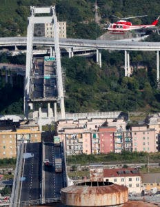 Un helicóptero de bomberos sobrevuela el puente de la carretera Morandi después de que una sección se derrumbó, en Génova, norte de Italia, el martes 14 de agosto de 2018. Una gran parte del puente se derrumbó sobre una zona industrial en la ciudad italiana de Génova de repente. y violenta tormenta, dejando a los vehículos aplastados en los escombros a continuación. (Foto AP / Antonio Calanni)