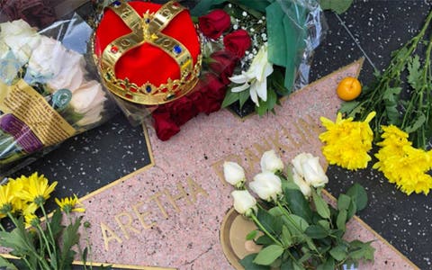 Fans de Aretha Franklin despiden a “la reina del soul” en el Paseo de la Fama