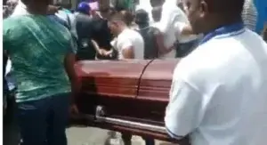 Llevan féretro de joven asesinado por coronel a cuartel de Hato Mayor