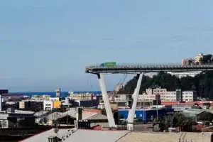 Suben a 39 los muertos por colapso de puente en Génova