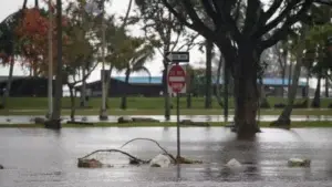 Lane se degrada a tormenta tropical aunque sigue dejando fuertes lluvias