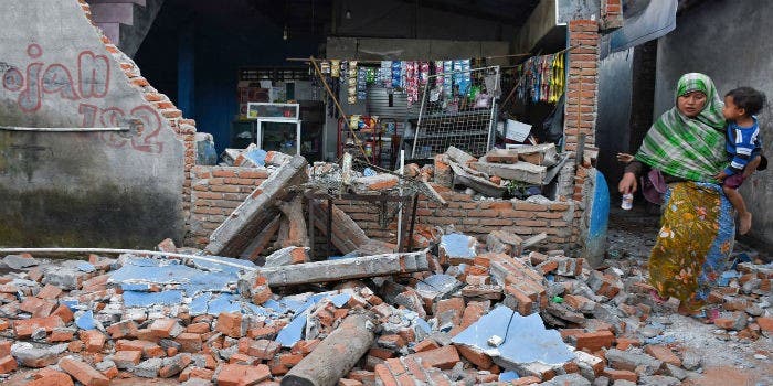 Aumenta a 131 la cifra de los muertos por el terremoto en Indonesia