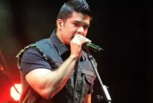 Jerry Rivera sufre peligroso accidente en concierto al desplomarse la tarima; tendrá que ser operado