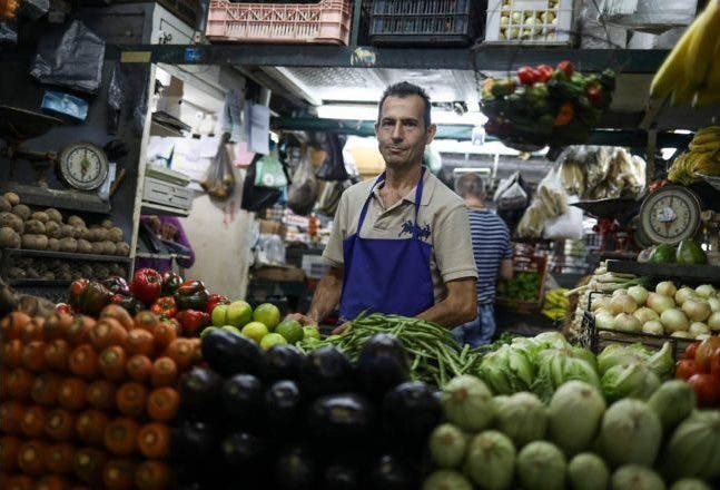 Fijan precios en Venezuela en hiperinflación y usan fuerza para imponerlos