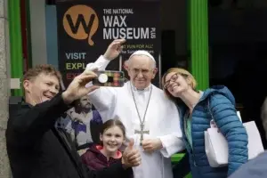 El papa visita Irlanda para Encuentro de Familias con presión por los abusos