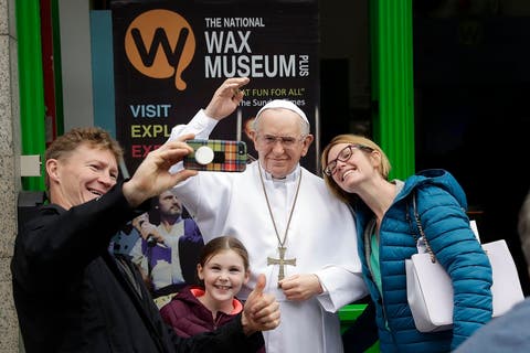 El papa visita Irlanda para Encuentro de Familias con presión por los abusos