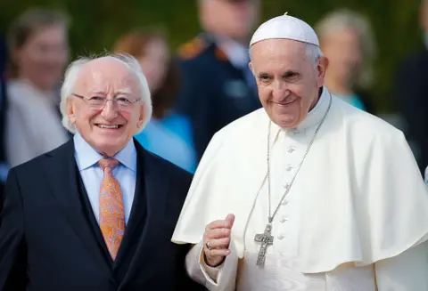 Papa Francisco defiende matrimonio para toda la vida en reunión con familias en Dublín