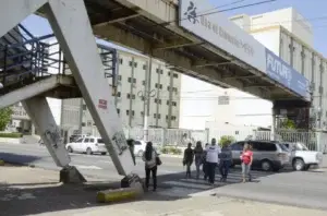 Puentes peatonales están abandonados a su suerte