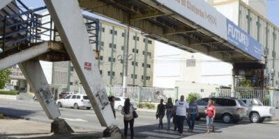 Puentes peatonales están abandonados a su suerte