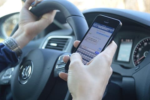 El 38 % de los jóvenes de Estados Unidos textea mientras conduce su auto