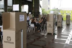 Cierran centros de votación en Colombia con baja participación en consulta