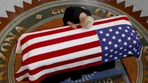 La «última indirecta» de John McCain a Trump y Putin durante el funeral del senador de Arizona