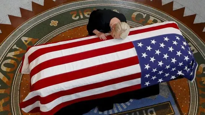 La «última indirecta» de John McCain a Trump y Putin durante el funeral del senador de Arizona