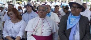 Monseñor  Francisco Ozoria Acosta y Fidel Lorenzo   durante   protesta.  NICOLAS MONEGRO