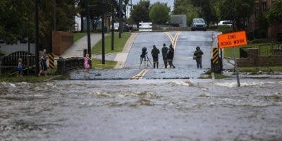 Buscan a mujer que abrazó paquete de marihuana que salió a flote tras huracán Florence