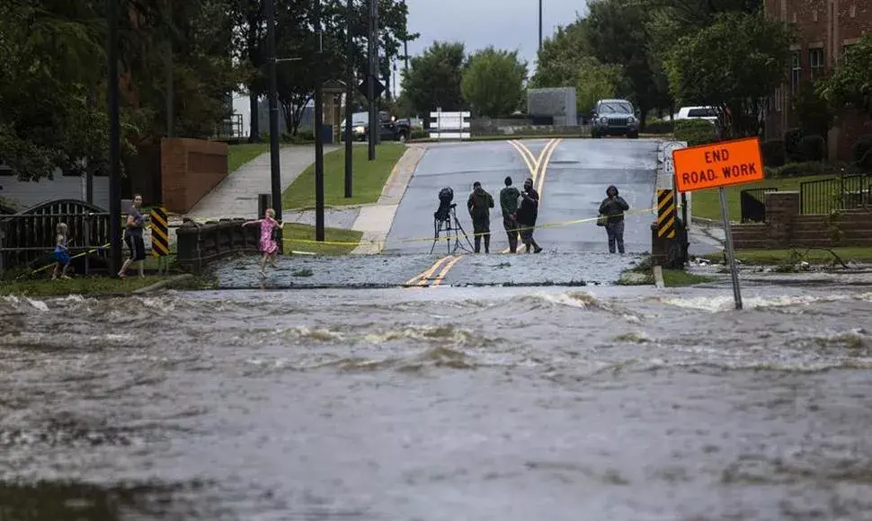 Buscan a mujer que abrazó paquete de marihuana que salió a flote tras huracán Florence