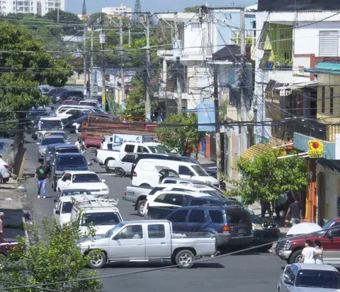 Calles y aceras son reducidas a “trillos” por uso ilegal espacios