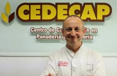 Chef pastelero enseña las técnicas francesas