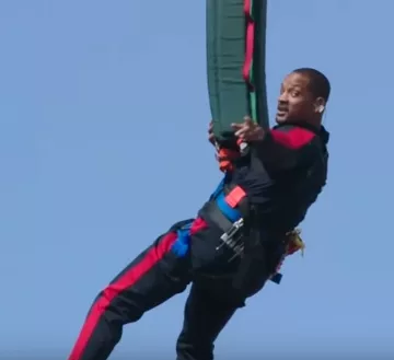 Will Smith se lanza de un helicóptero para celebrar sus 50 años