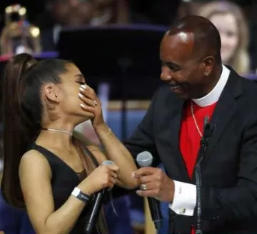 Pastor se disculpa con Ariana Grande