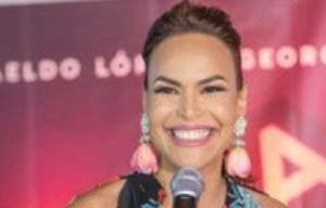 Georgina Duluc al teatro en apoyo a Jorge Diep