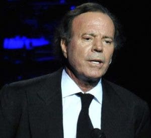 Julio Iglesias casi inmóvil en un concierto