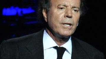 Julio Iglesias casi inmóvil en un concierto