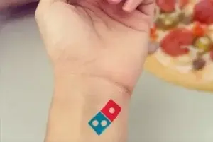 Ofreció 100 años pizza a quienes se tatuaran logo