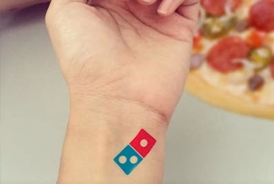 Ofreció 100 años pizza a quienes se tatuaran logo