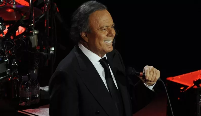 Julio Iglesias está de vuelta en escena