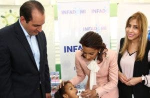 Linfadomi entrega vitaminas y desparasitantes a escuela