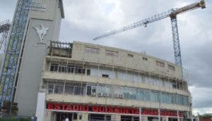 En la fachada frontal del estadio Quisqueya se labora con miras al venidero torneo béisbol.