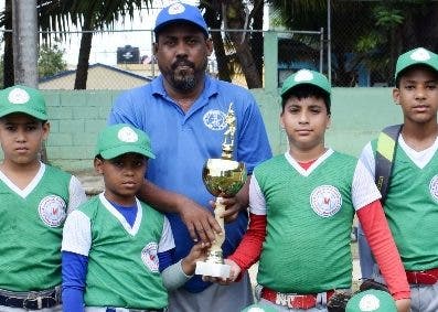 Equipo Estrellas Hugo López Morrobel gana torneo