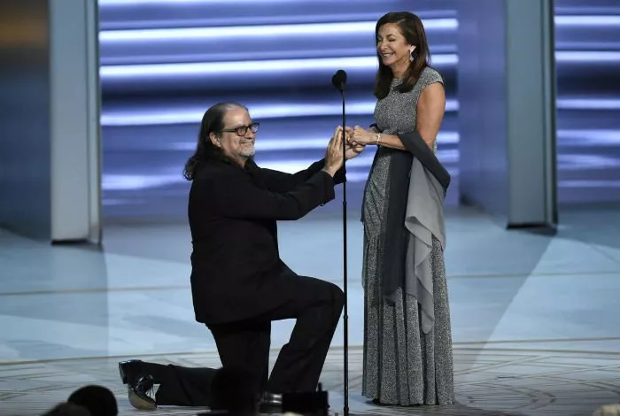 Director de los Oscar pide matrimonio en los Emmy