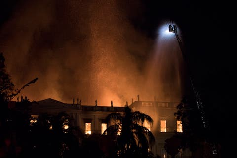 Tras incendio en el museo de Brasil, surgen recriminaciones