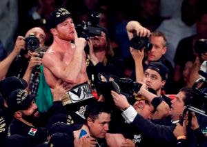 En feroz pelea Saúl Canelo Álvarez vence a Gennady Golovkin y le arrebata los títulos peso medio