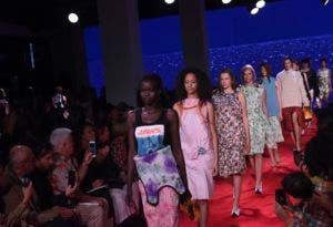 Modelos recorren la pasarela al final de la presentación de la colección primavera 2019 de Calvin Klein en la Semana de la Moda de Nueva York, el martes 11 de septiembre del 2018. (AP Foto/Diane Bondareff)