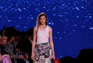 Simons presenta desfile de Calvin Klein inspirado en Tiburón