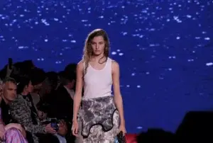 Simons presenta desfile de Calvin Klein inspirado en Tiburón