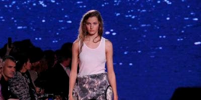 Simons presenta desfile de Calvin Klein inspirado en Tiburón