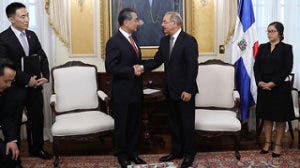 Presidente Danilo Medina recibe en el Palacio al canciller de China, Wang Yi