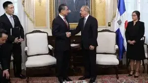 Presidente Danilo Medina recibe en el Palacio al canciller de China, Wang Yi